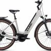 Cube Touring Hybrid Pro 625 Pearlysilver N Black Vélo Trekking électrique Col De Cygne -Vélos Soldes 631112E Cube Touring Hybrid Pro 625 pearlysilver n black 2023 E Bike Trekkingrad Tiefeinsteiger 0 1280x1280 3