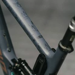 Dyedbro Kit De Protection Du Cadre - EWS Mountains - Noir Mat -Vélos Soldes B9C04CAC 7DB2 4A66 9F4C 085F9F0CCAD9 1024x1024 2x