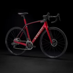 Domane SL 6 ETap Crimson/Trek Black -Vélos Soldes DomaneSL6eTap 22 35028 A Portrait