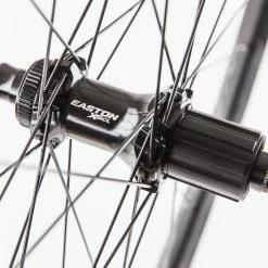 EASTON Roue EA70 AX Disc Rear 700C - Shimano -Vélos Soldes Easton LRS 22 Shimano scaled