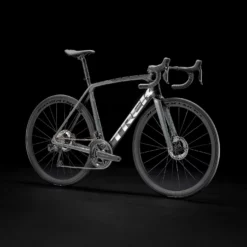 Émonda SLR 7 Dark Prismatic/Trek Black 13 Émonda SLR 7 Dark Prismatic/Trek Black -Vélos Soldes EmondaSLR7 22 35487 A Portrait