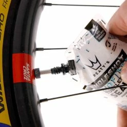 Peaty's Holeshot BioFibre Tubeless Tyre Sealant - 120 Ml -Vélos Soldes Holeshot Trailpouch On Valve scaled