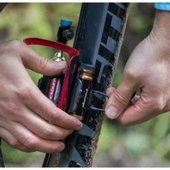 Kit Réparation Tubeless Blackburn Pro Plugger + Cartouche C02 -Vélos Soldes kit reparation tubeless blackburn pro plugger cartouche c02 2